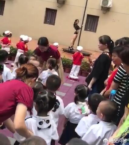 在幼儿园的开学典礼上，演员在孩子面前进行钢管舞表演，这合适吗？