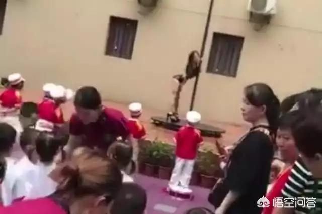 在幼儿园的开学典礼上，演员在孩子面前进行钢管舞表演，这合适吗？